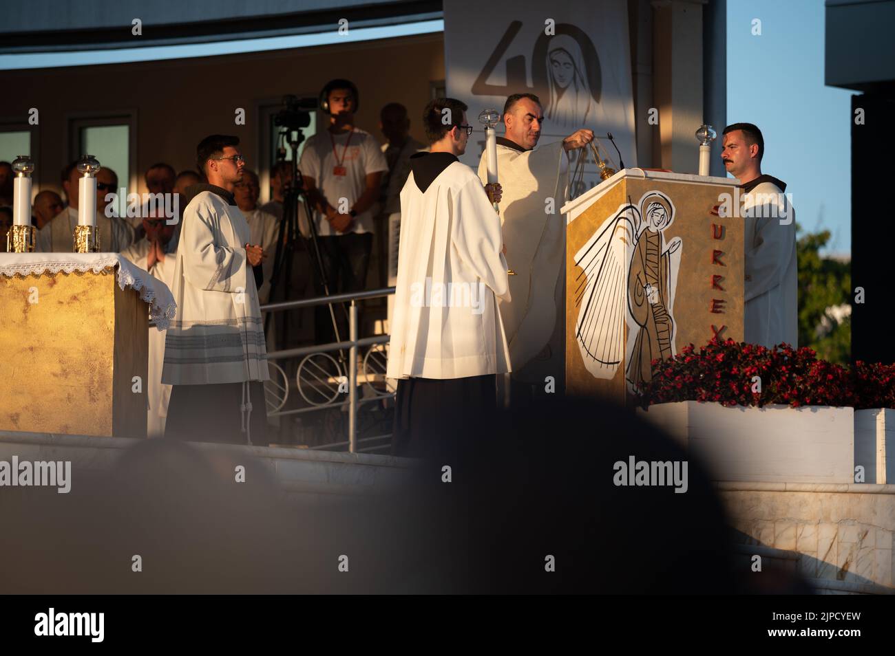 FR Marinko Šakota Incensing the Gospel Book avant de lire l'Evangile pendant la Messe du soir pendant Mladifest 2021 à Medjugorje. Banque D'Images