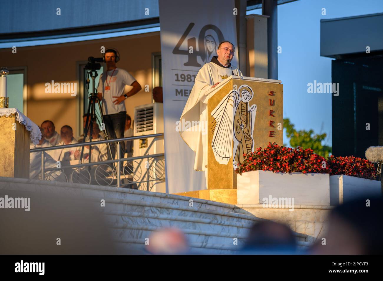 FR. Miljenko Šteko livrant un homélie pendant la Messe du soir pendant Mladifest – le festival de la jeunesse – à Medjugorje. Banque D'Images