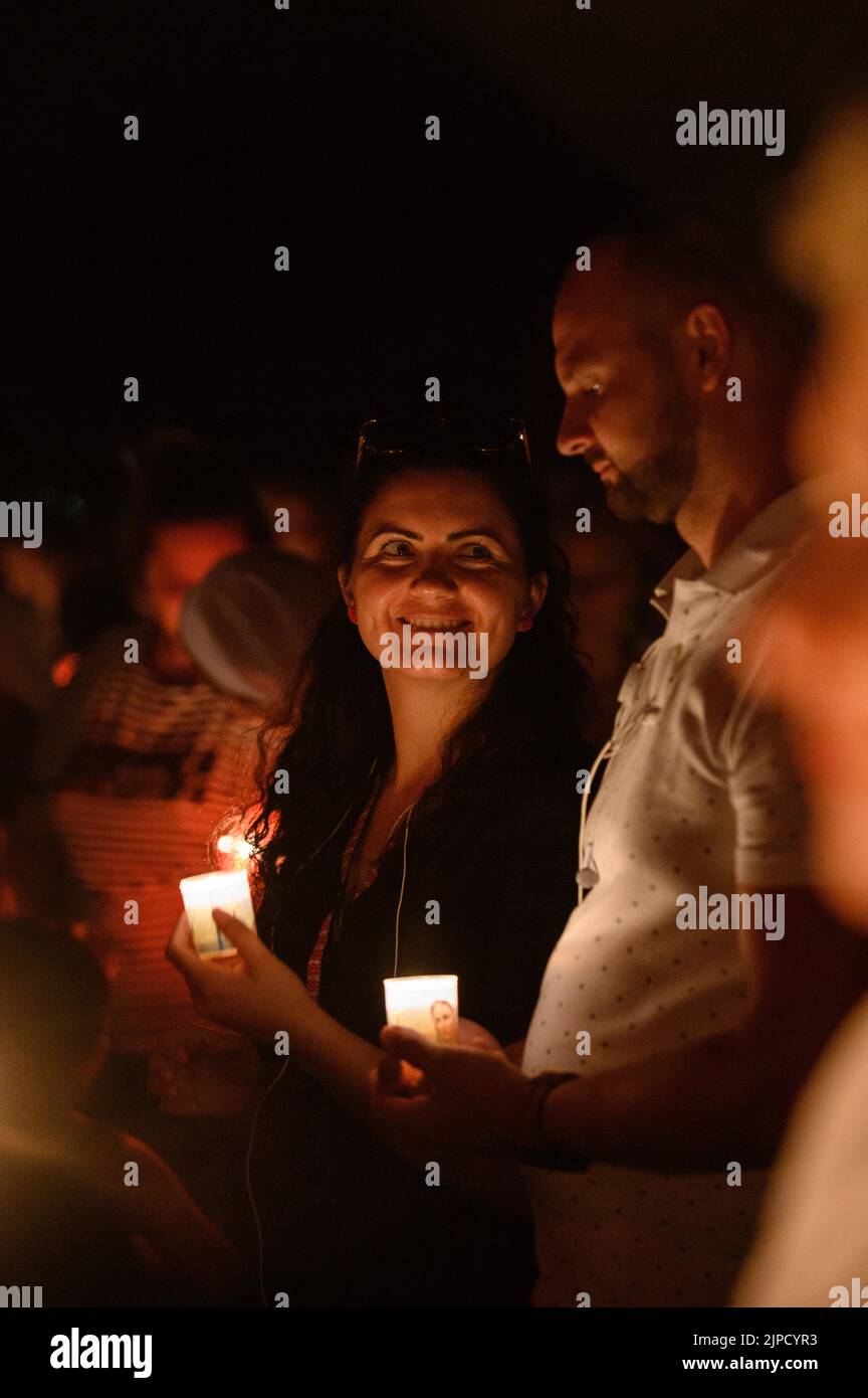 Des gens aux bougies priant et chantant pendant la vénération de la Sainte Croix après la Messe pendant Mladifest (Festival de la Jeunesse) à Medjugorje. Banque D'Images