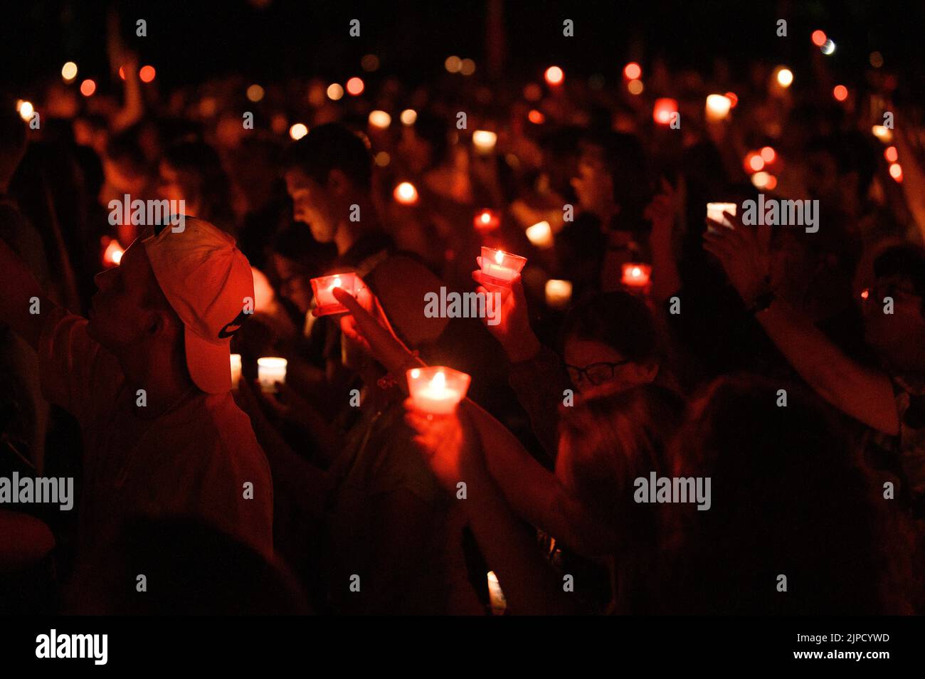 Des gens aux bougies priant et chantant pendant la vénération de la Sainte Croix après la Messe pendant Mladifest (Festival de la Jeunesse) à Medjugorje. Banque D'Images