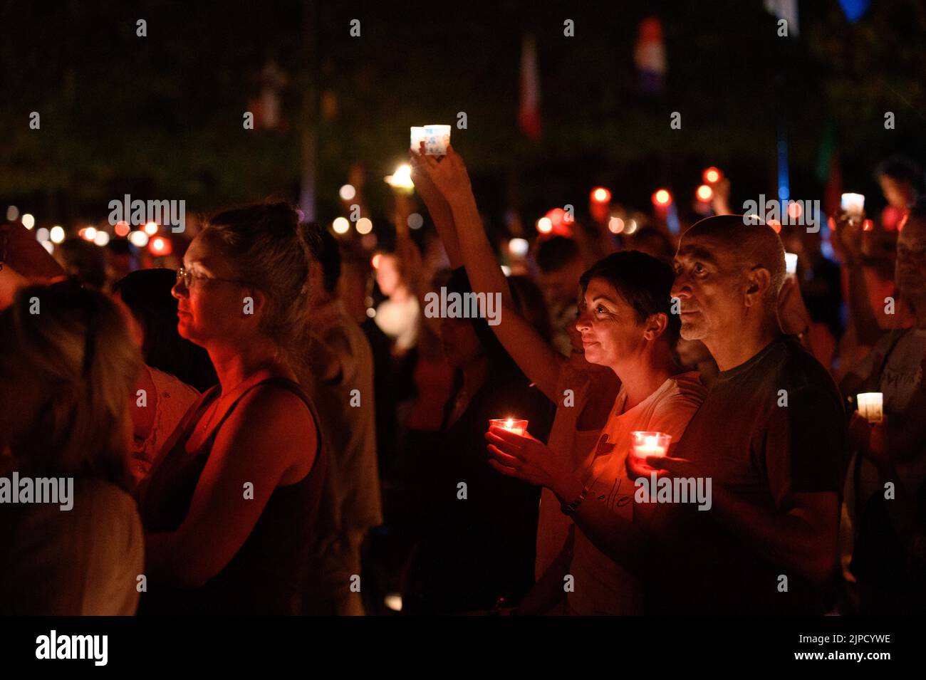 Des gens aux bougies priant et chantant pendant la vénération de la Sainte Croix après la Messe pendant Mladifest (Festival de la Jeunesse) à Medjugorje. Banque D'Images