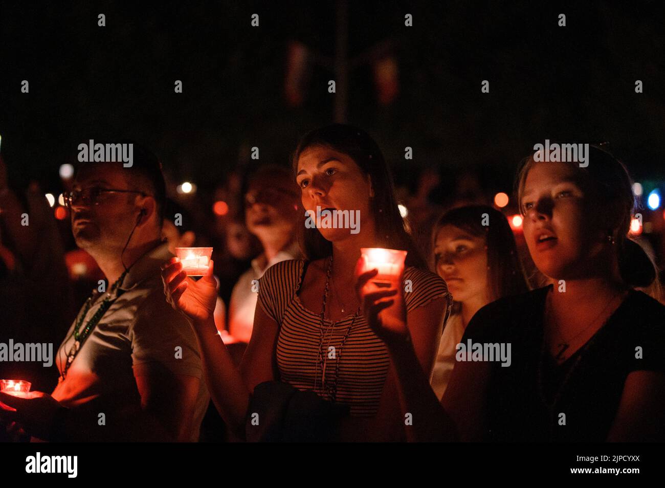 Des gens aux bougies priant et chantant pendant la vénération de la Sainte Croix après la Messe pendant Mladifest (Festival de la Jeunesse) à Medjugorje. Banque D'Images