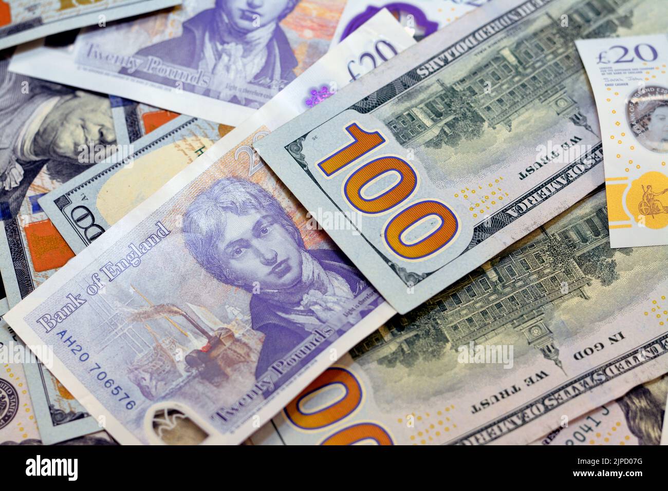 Pile de 100 $ cent billets de dollars US billets en espèces avec £20 vingt livres de billets en espèces Sterling billets en polymère, américain et B. Banque D'Images