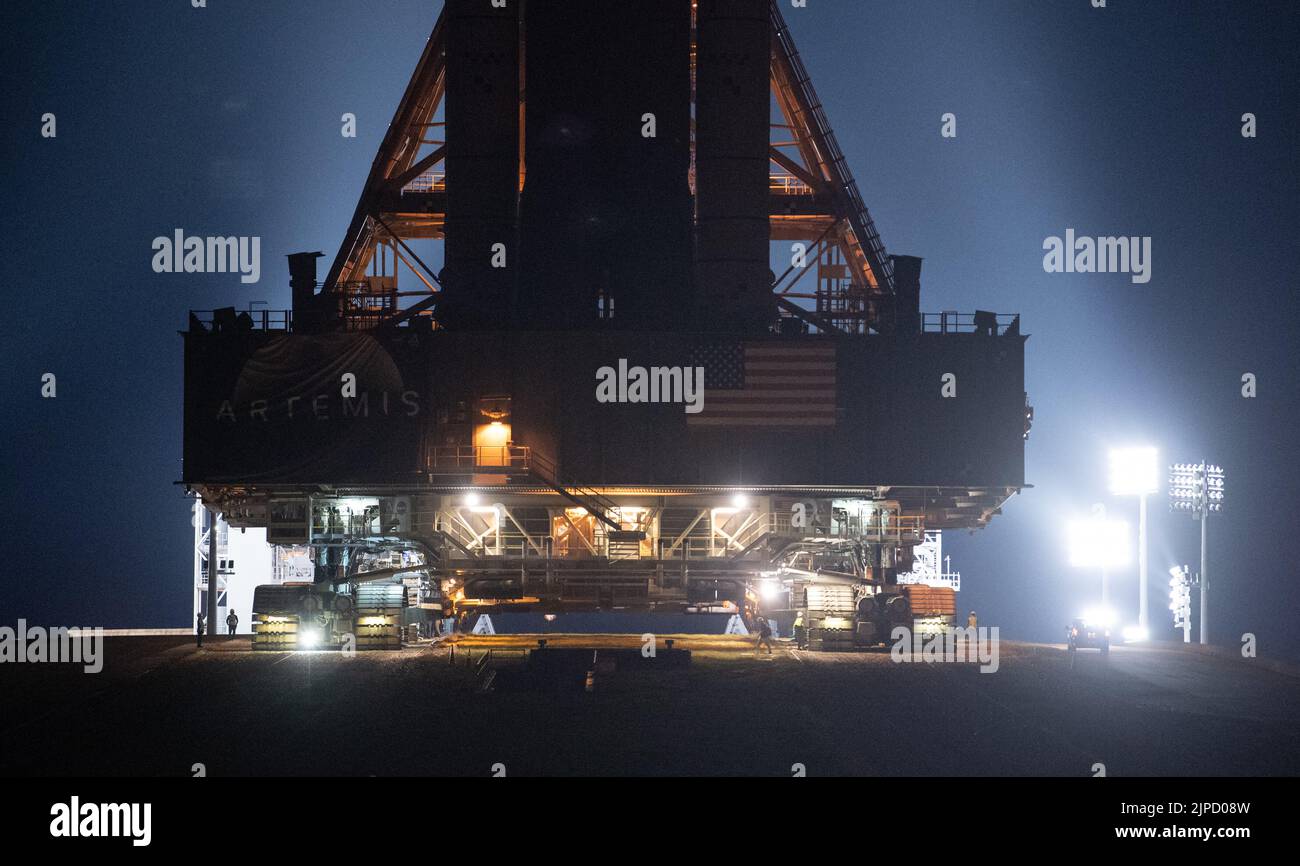 La fusée SLS (Space Launch System) de la NASA à bord de l'engin spatial Orion est vue au-dessus du lanceur mobile lorsqu'elle a roulé sur la rampe de lancement 39B par Crawler-transporter 2, mercredi, 17 août 2022, au Kennedy Space Center de la NASA en Floride. La mission Artemis I de la NASA est le premier test intégré des systèmes d’exploration spatiale profonde de l’agence : l’engin spatial Orion, la fusée SLS et les systèmes terrestres auxiliaires. Le lancement de l'essai en vol non crewed n'est pas prévu avant 29 août 2022. Photo de Joel Kowsky/NASA via CNP/ABACAPRESS.COM Banque D'Images