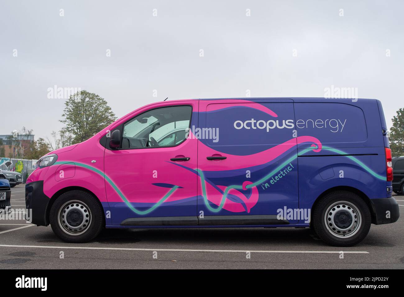 Slough, Berkshire, Royaume-Uni. 17th août 2022. Une fourgonnette électrique Octopus Energy garée à Slough. Fournisseur de services publics Octopus Energy, sont l'une des entreprises d'utilités qui seraient en arrière-plan pour geler le coût du gaz et de l'électricité au cours des deux prochaines années. De nombreux consommateurs sont très inquiets de la hausse des prix du gaz et de l'électricité. Crédit : Maureen McLean/Alay Live News Banque D'Images