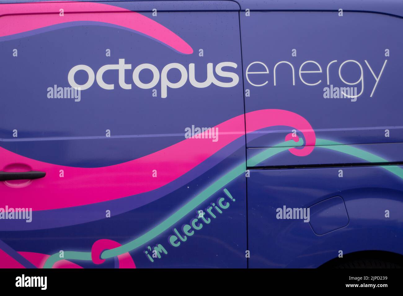 Slough, Berkshire, Royaume-Uni. 17th août 2022. Une fourgonnette électrique Octopus Energy garée à Slough. Fournisseur de services publics Octopus Energy, sont l'une des entreprises d'utilités qui seraient en arrière-plan pour geler le coût du gaz et de l'électricité au cours des deux prochaines années. De nombreux consommateurs sont très inquiets de la hausse des prix du gaz et de l'électricité. Crédit : Maureen McLean/Alay Live News Banque D'Images