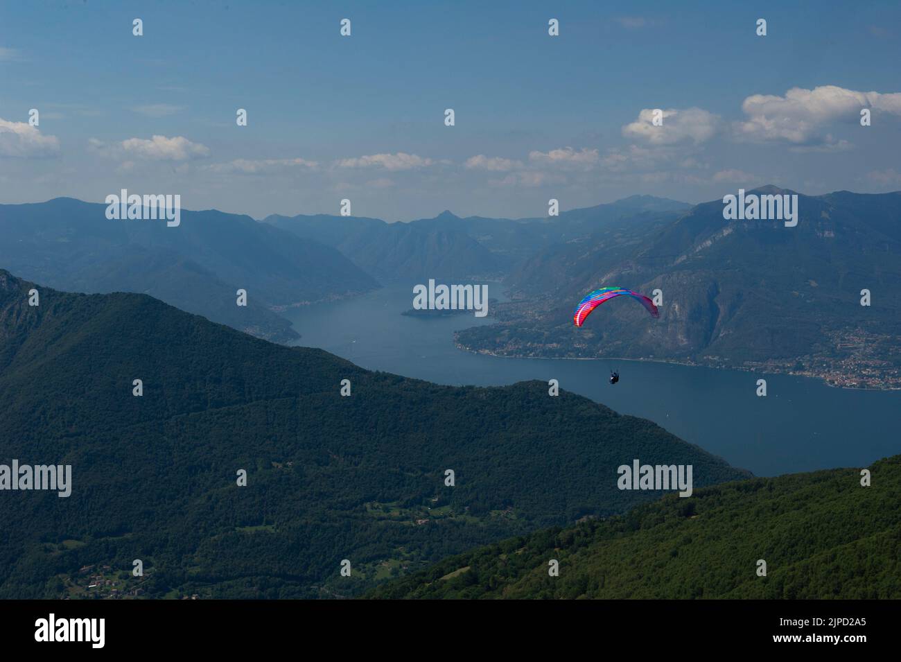 2022 août 11 - Europe, Italie, Lombardie, province de Lecco, Valssina, Takeno, école de parapente en tandem et en simple à Alpe Giumello en haute-Valsa Banque D'Images