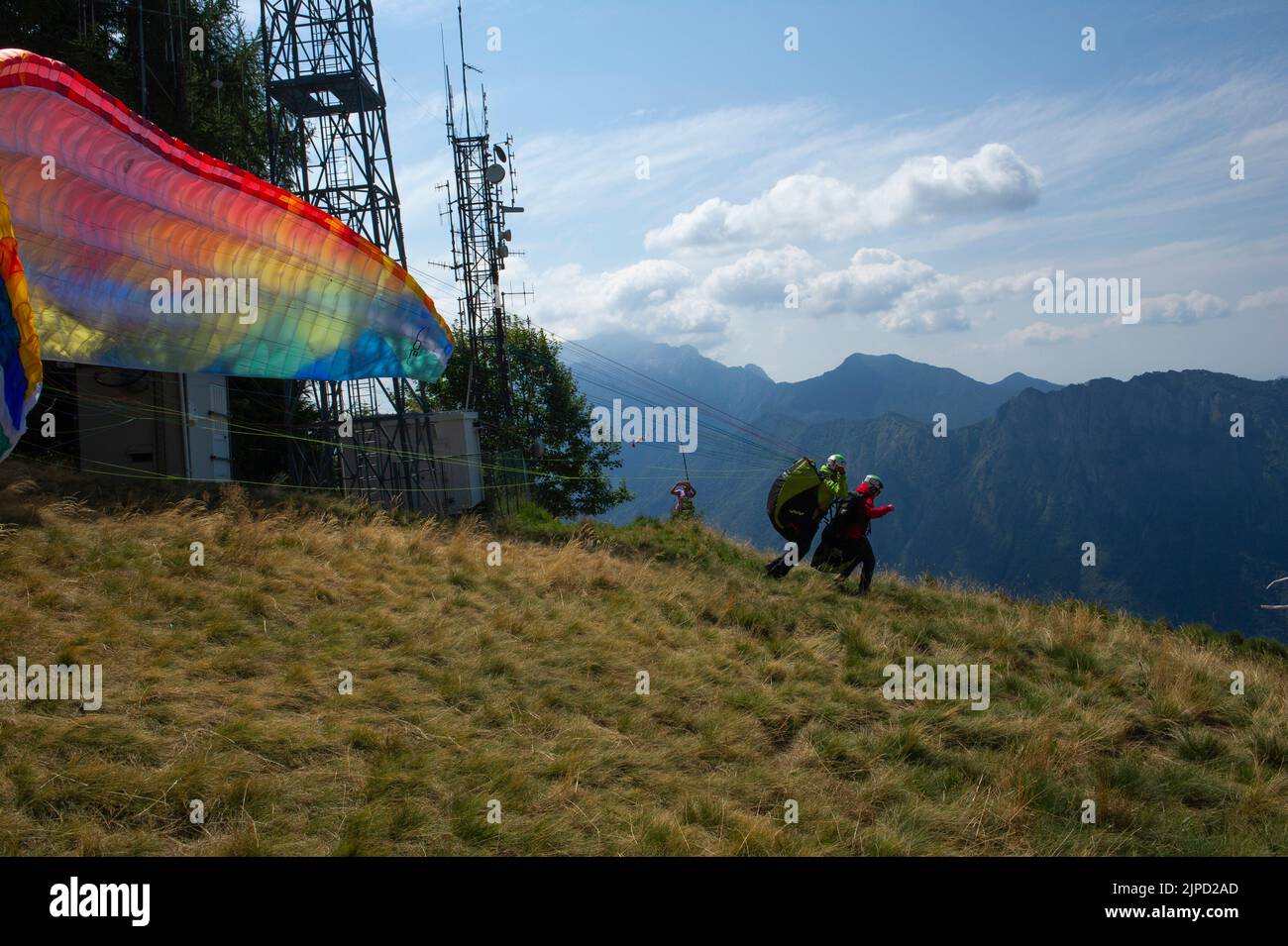 2022 août 11 - Europe, Italie, Lombardie, province de Lecco, Valssina, Takeno, école de parapente en tandem et en simple à Alpe Giumello en haute-Valsa Banque D'Images