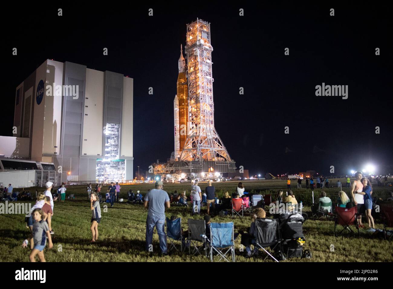 Floride. ÉTATS-UNIS, 16/08/2022, invités et employés de la NASA regardent comme la fusée SLS (Space Launch System) de la NASA avec le vaisseau spatial Orion est déployée à bord du bâtiment d'assemblage de véhicules jusqu'au Launch Pad 39B, le mardi 16 août 2022, au Kennedy Space Center de la NASA en Floride. L'essai en vol Artemis I de la NASA est le premier essai intégré des systèmes d'exploration spatiale profonde de l'agence : l'engin spatial Orion, la fusée SLS et les systèmes de soutien au sol. Le lancement de l'essai en vol sans équipage est prévu au plus tard le 29 août 2022. Crédit obligatoire : Joel Kowsky/NASA via CNP/MediaPunch Banque D'Images