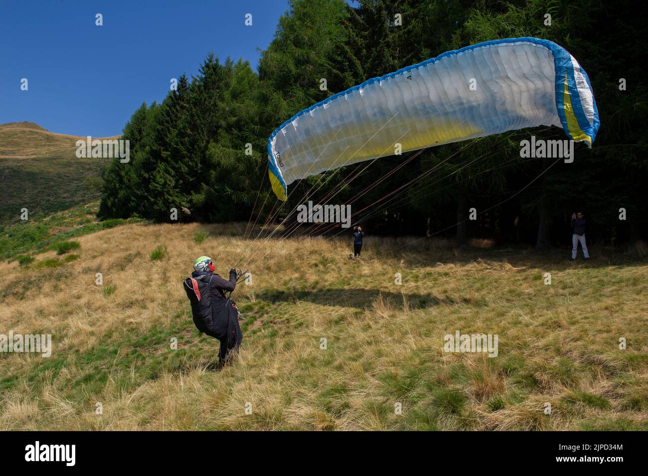 2022 août 11 - Europe, Italie, Lombardie, province de Lecco, Valssina, Takeno, école de parapente en tandem et en simple à Alpe Giumello en haute-Valsa Banque D'Images