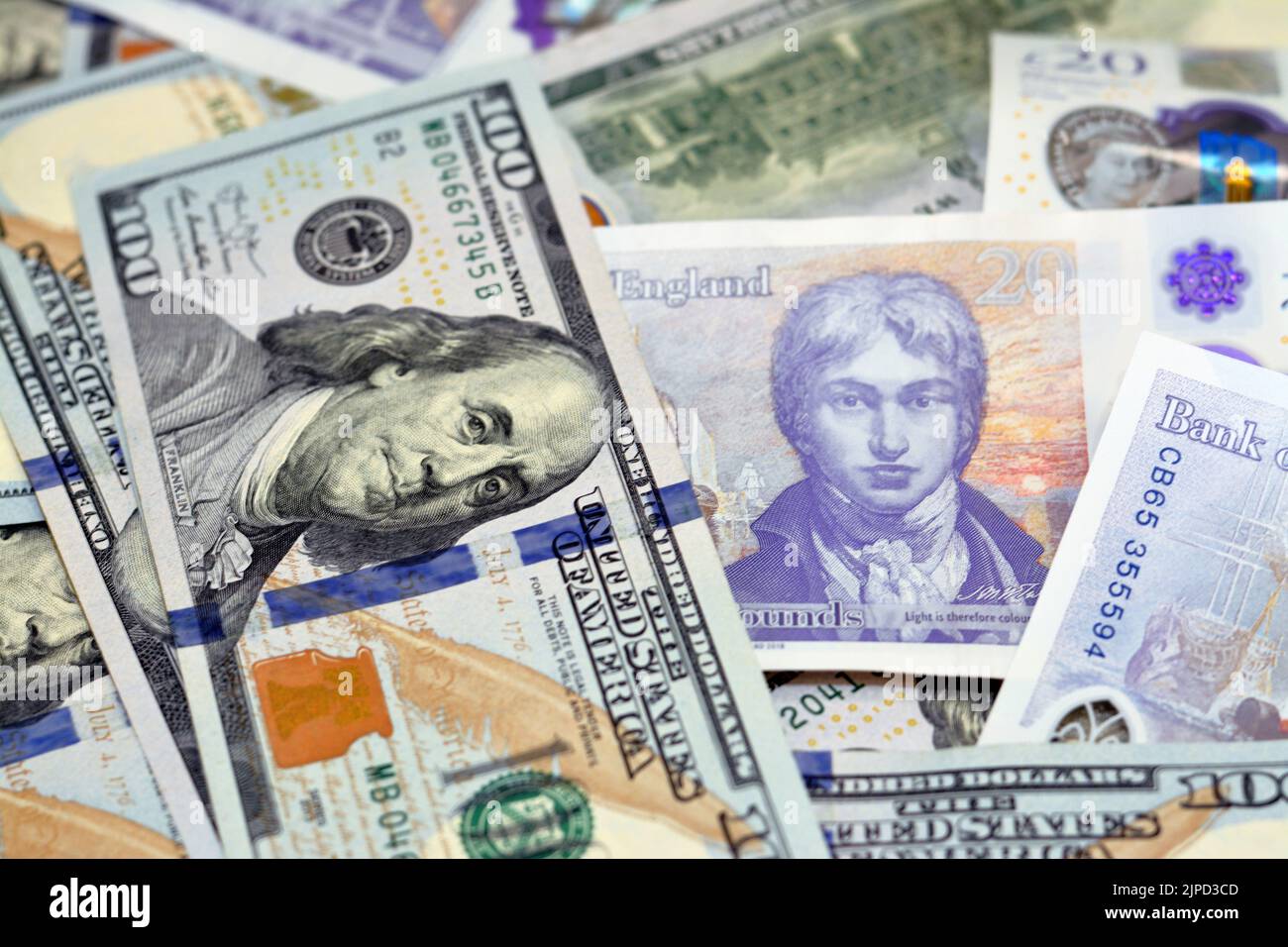 Pile de 100 $ cent billets de dollars US billets en espèces avec £20 vingt livres de billets en espèces Sterling billets en polymère, américain et B. Banque D'Images