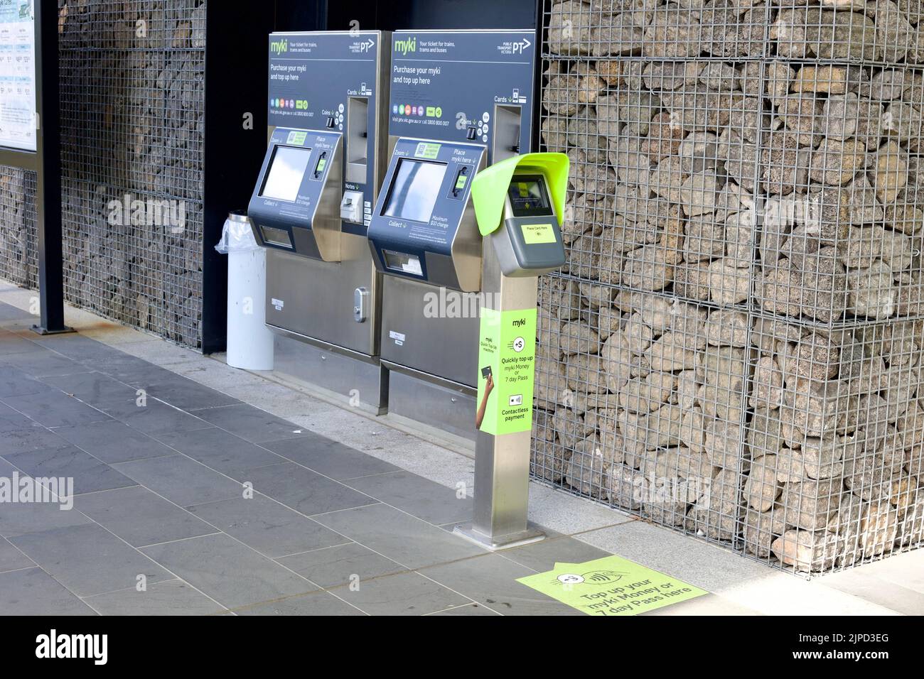 Un système de billetterie en libre-service myki australien près d'un mur en pierre Banque D'Images