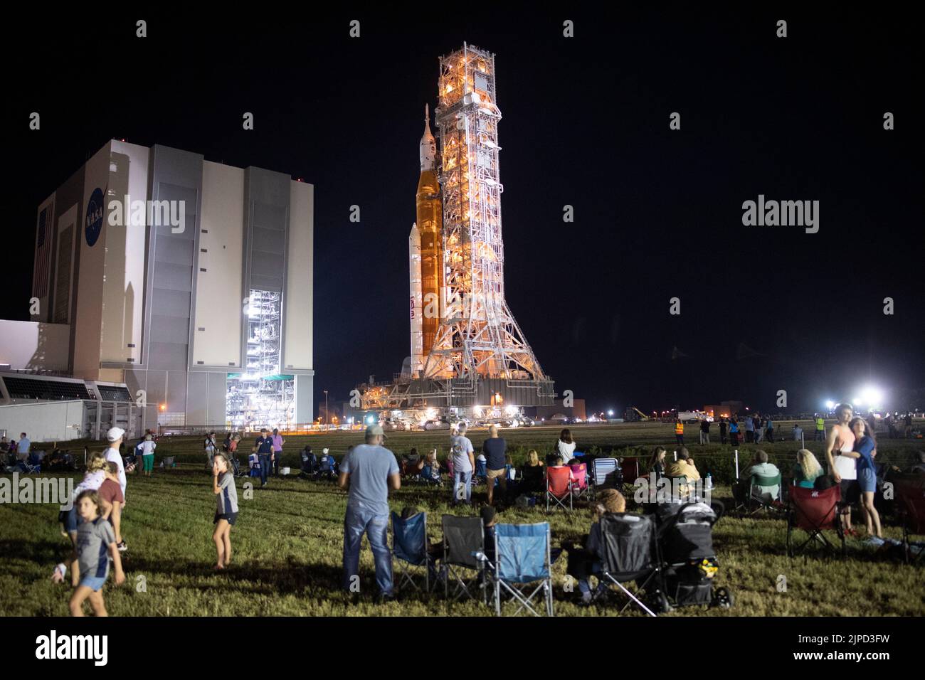 Les invités et les employés de la NASA regardent la fusée SLS (Space Launch System) de NASAs avec l'engin spatial Orion à bord est déployée à partir du bâtiment d'assemblage de véhicules pour lancer le panneau 39B, le mardi 16 août 2022, au centre spatial NASAs Kennedy en Floride. NASAs Artemis I Flight test est le premier test intégré des systèmes d'exploration spatiale profonde agencys : l'engin spatial Orion, la fusée SLS et les systèmes de soutien au sol. Le lancement de l'essai en vol sans équipage est prévu au plus tôt le 29 août 2022. Crédit obligatoire : Joel Kowsky/NASA via CNP Banque D'Images