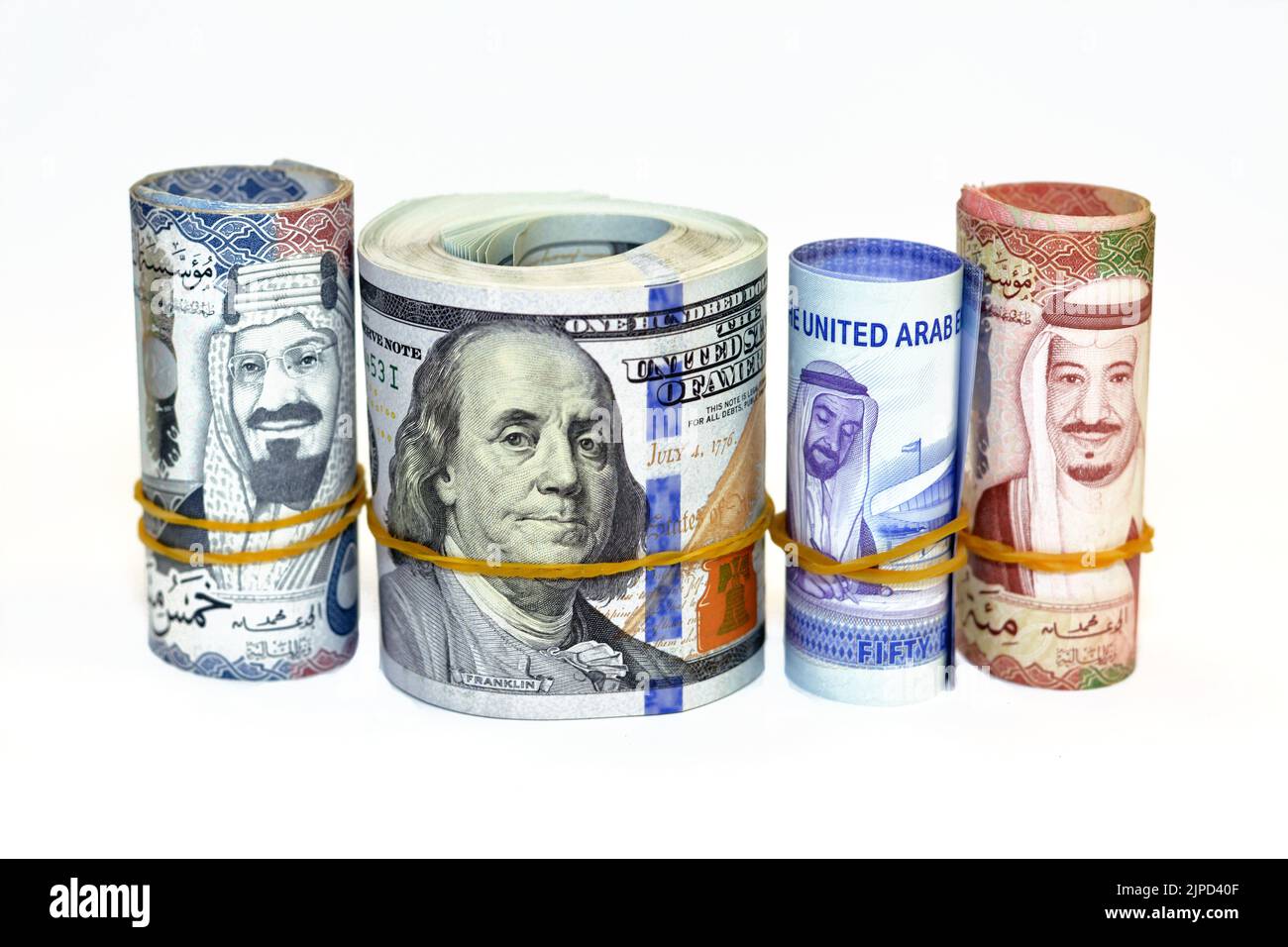 Billets d'argent rouleaux de 100 dollars cent dollars américains, 50 cinquante billets de Dirhams des Émirats Unis et 500 billets cinq cents riyals et 100 un hu Banque D'Images