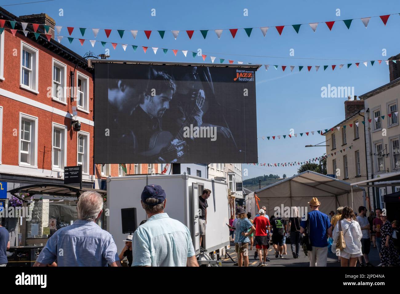 Brecon Jazz Festival 2022 avec grand écran au centre de la ville présentant des musiciens de jazz. Pays de Galles. Banque D'Images