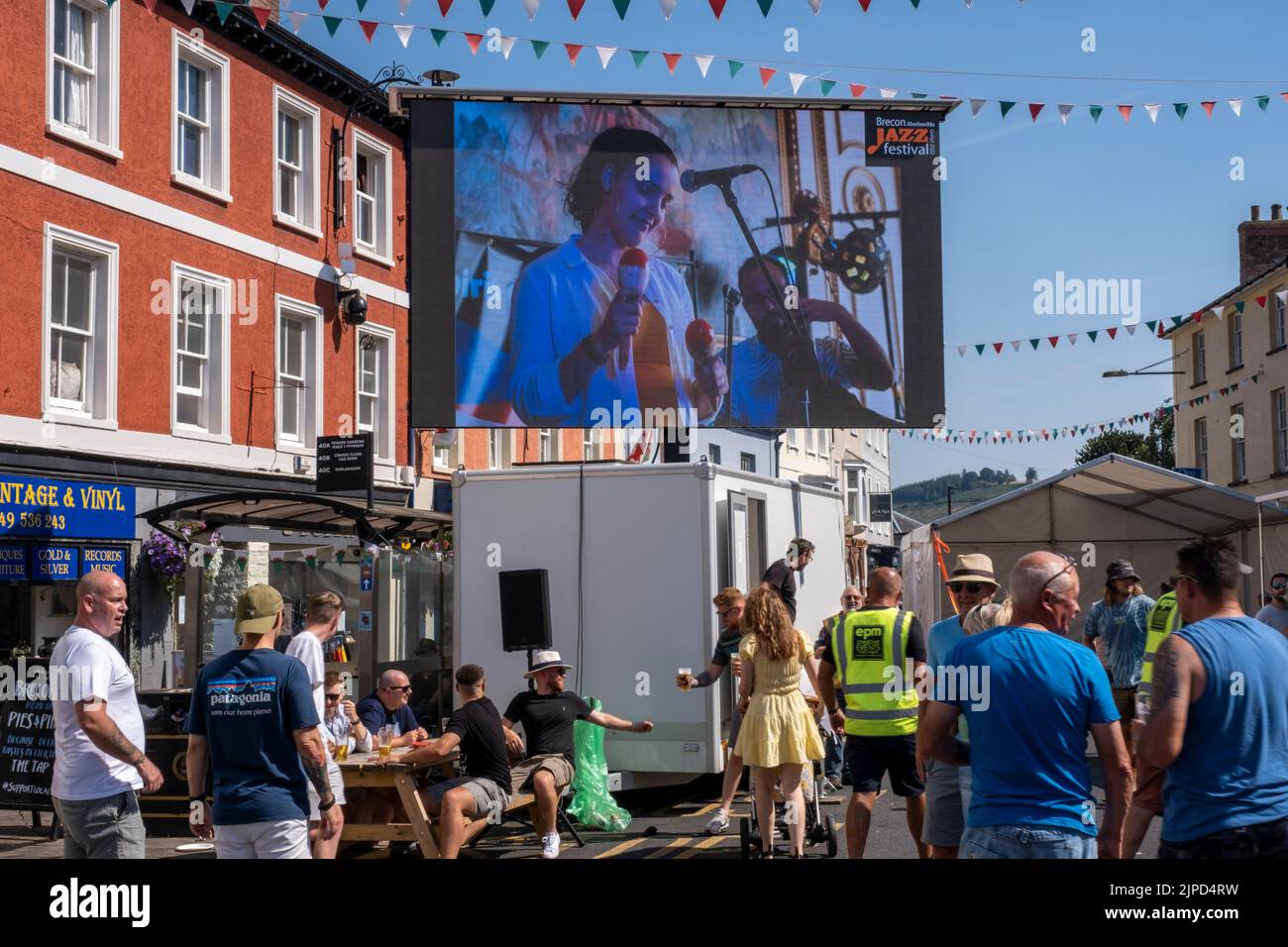 Brecon Jazz Festival 2022 avec grand écran au centre de la ville présentant des musiciens de jazz. Pays de Galles. Banque D'Images