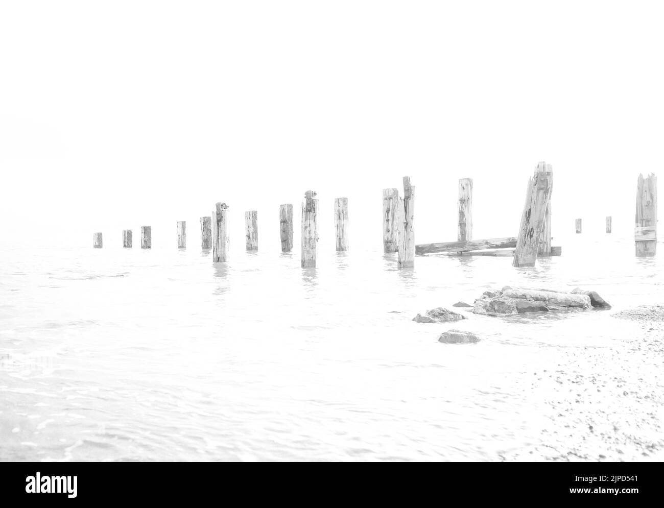 Vieux groynes en bois dans l'atlantique, à Crow point, Devon UK Banque D'Images