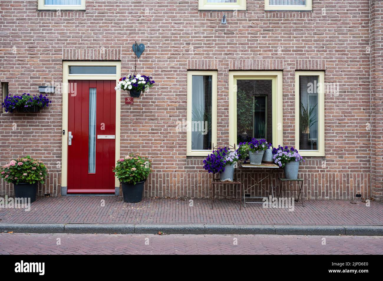 Hattem, Gelderland, pays-Bas, 07 14 2022 - façades traditionnelles de maisons décorées Banque D'Images