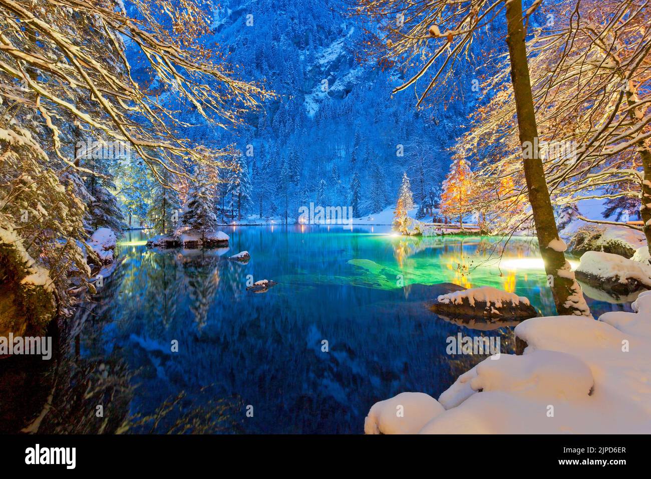 Lac Blausee dans les Highlands bernois en hiver, Suisse Banque D'Images