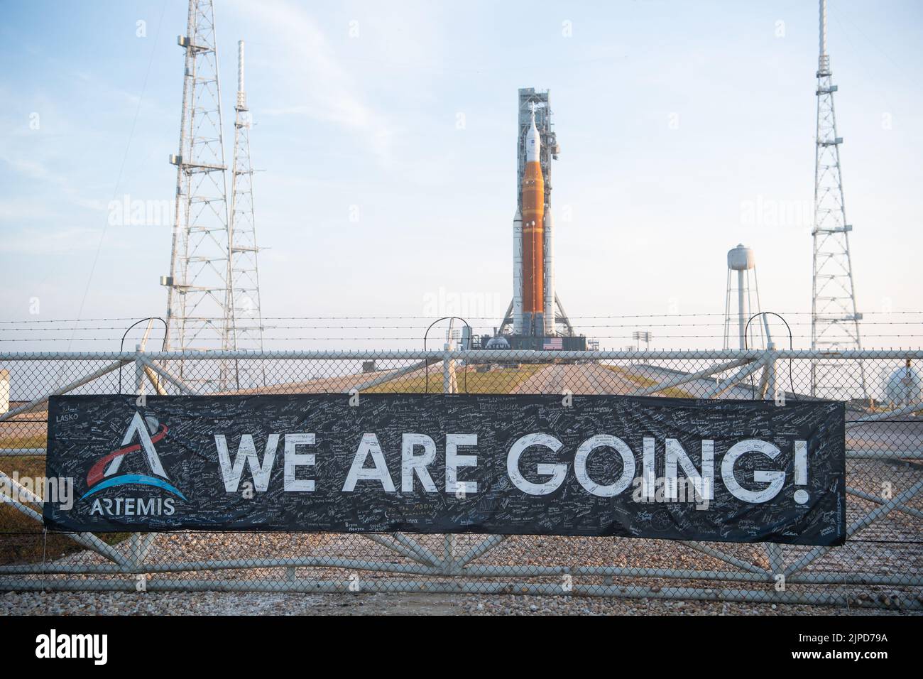 Kennedy Space Center, États-Unis d'Amérique. 17 août 2022. La fusée du système de lancement spatial de la NASA avec l'engin spatial Orion est déployée au sommet d'un lanceur mobile au complexe de lancement 39B, au Centre spatial Kennedy, à 17 août 2022, à Cape Canaveral, en Floride. Le déploiement est en préparation pour l'essai en vol non crewed prévu pas plus tôt que 29 août. Kennedy Space Center, États-Unis d'Amérique. 17 août 2022. Credit: Planetpix/Alamy Live News Banque D'Images