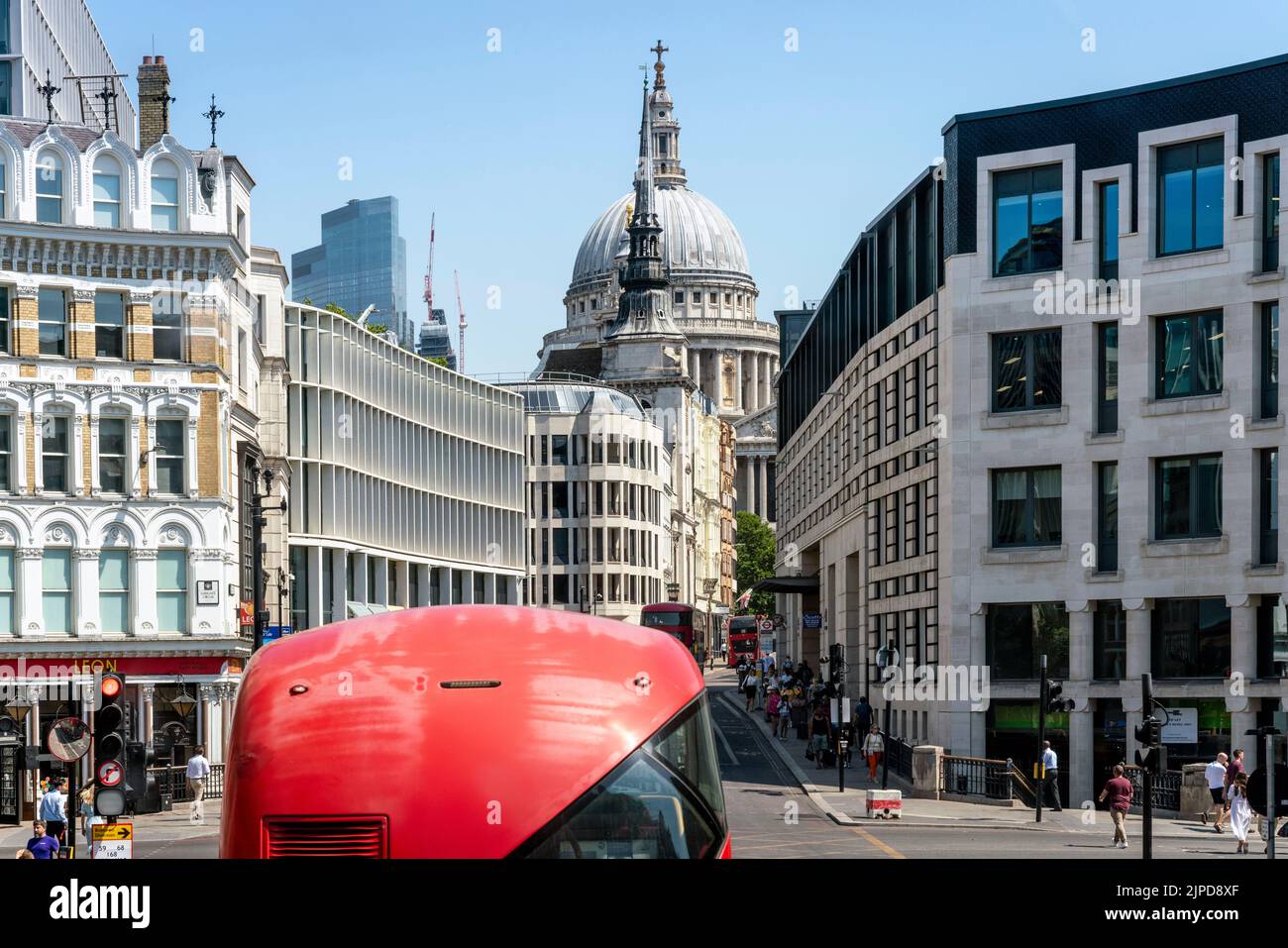Un bus rouge de Londres longe Fleet Street et offre une vue sur la cathédrale St Paul au loin, Londres, Royaume-Uni. Banque D'Images