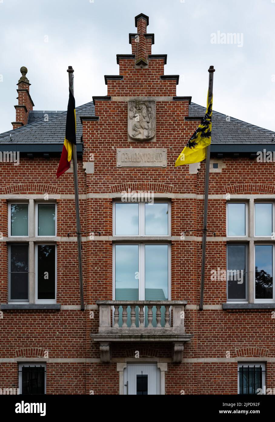 Wuustwezel, province d'Anvers, Belgique - 07 08 2022 - façade de l'hôtel de ville et drapeau flamand Banque D'Images