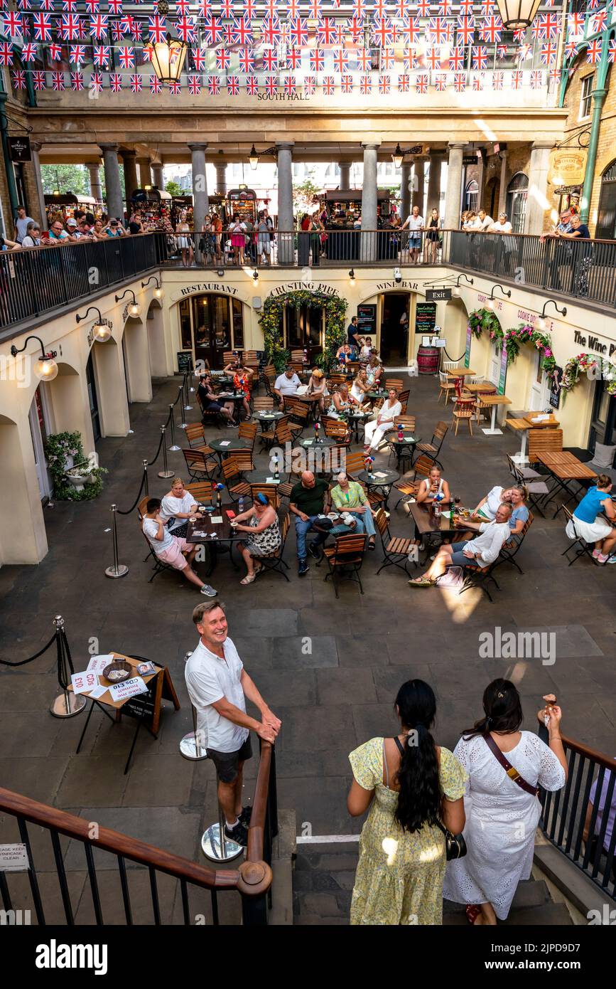 Un chanteur d'opéra se produit sur la Covent Garden Piazza, Covent Garden, Londres, Royaume-Uni. Banque D'Images