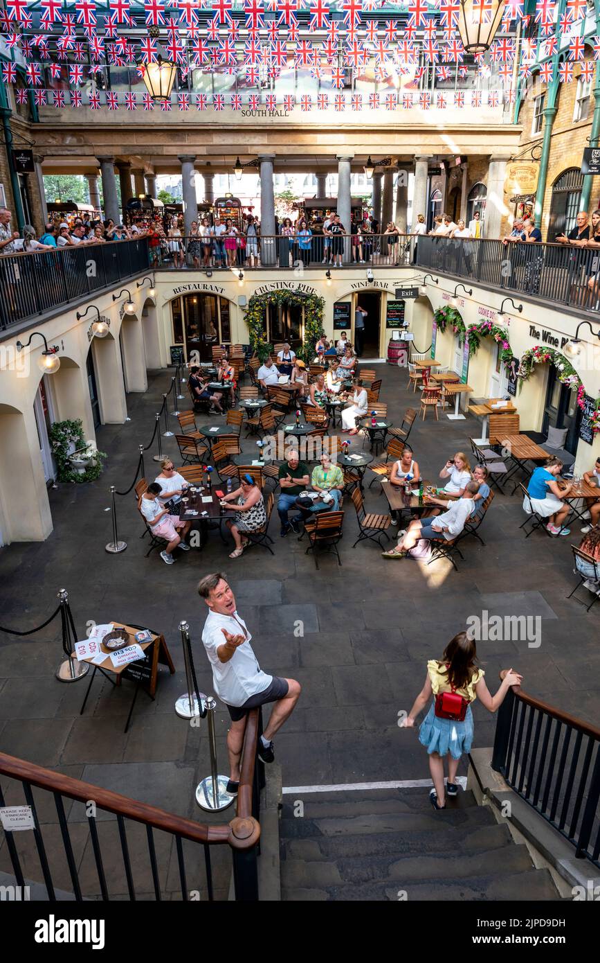 Un chanteur d'opéra se produit sur la Covent Garden Piazza, Covent Garden, Londres, Royaume-Uni. Banque D'Images