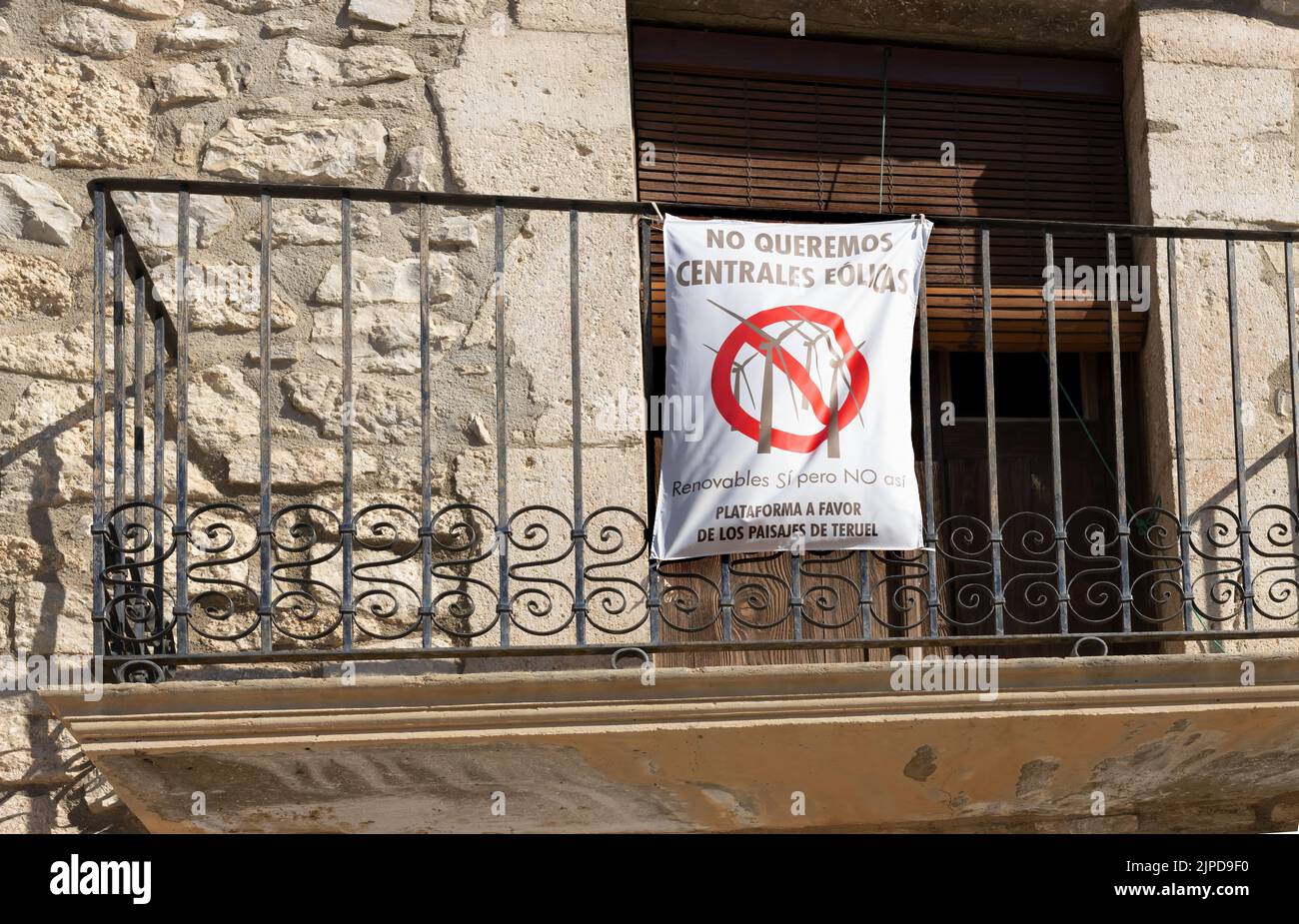 Fortanete, Teruel, Espagne 10-02-21, sur un balcon il y a une affiche protestant contre la gestion des centrales éoliennes, il lit en espagnol que nous ne voulons pas de wi Banque D'Images
