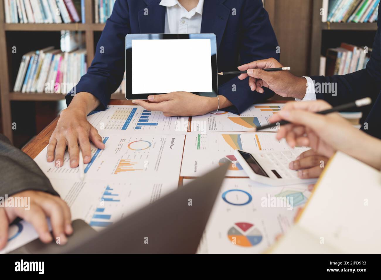 Équipe de réussite. Analyse du tableau de bord des données métiers par brainstorming Banque D'Images