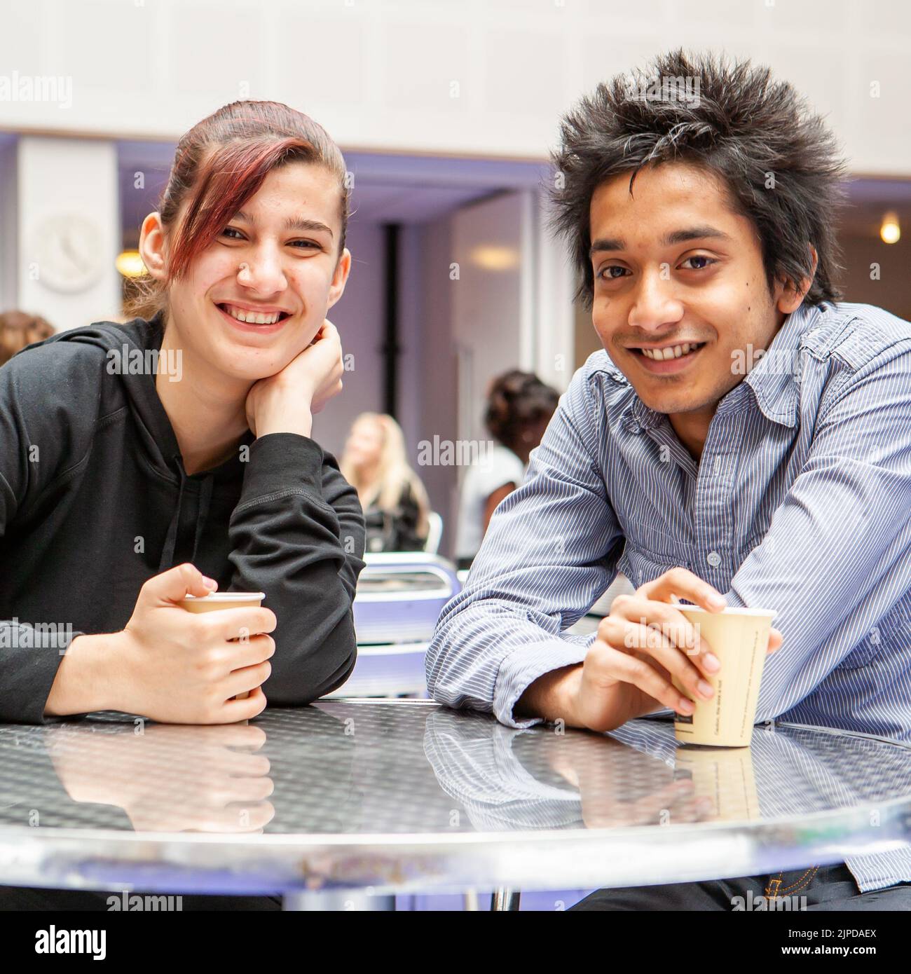 Adolescents, visages amicaux. Amis d'école se détendant autour d'un café dans leur réfectoire d'université. À partir d'une série d'images associées. Banque D'Images