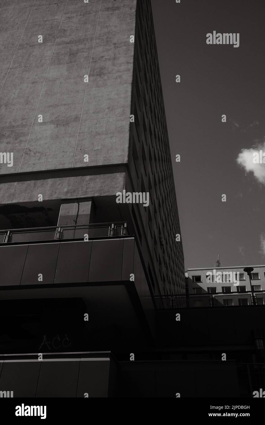 Un cliché vertical de bâtiments brutalistes aux façades en béton à Berlin, en Allemagne Banque D'Images