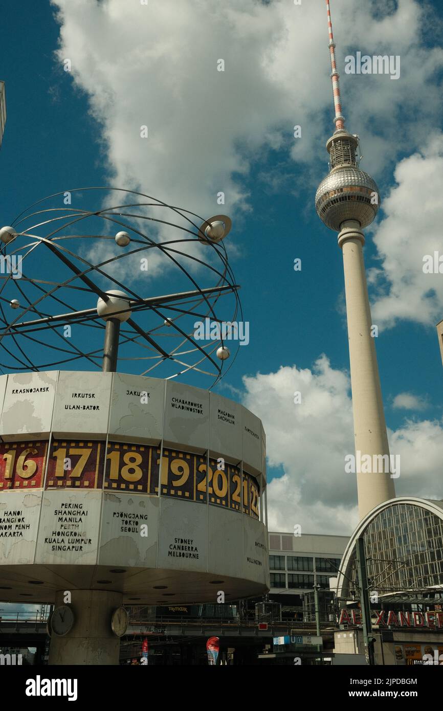 Un cliché vertical de l'horloge mondiale et de la tour de télévision de Berlin Alex à Alexanderplatz à Berlin, en Allemagne Banque D'Images