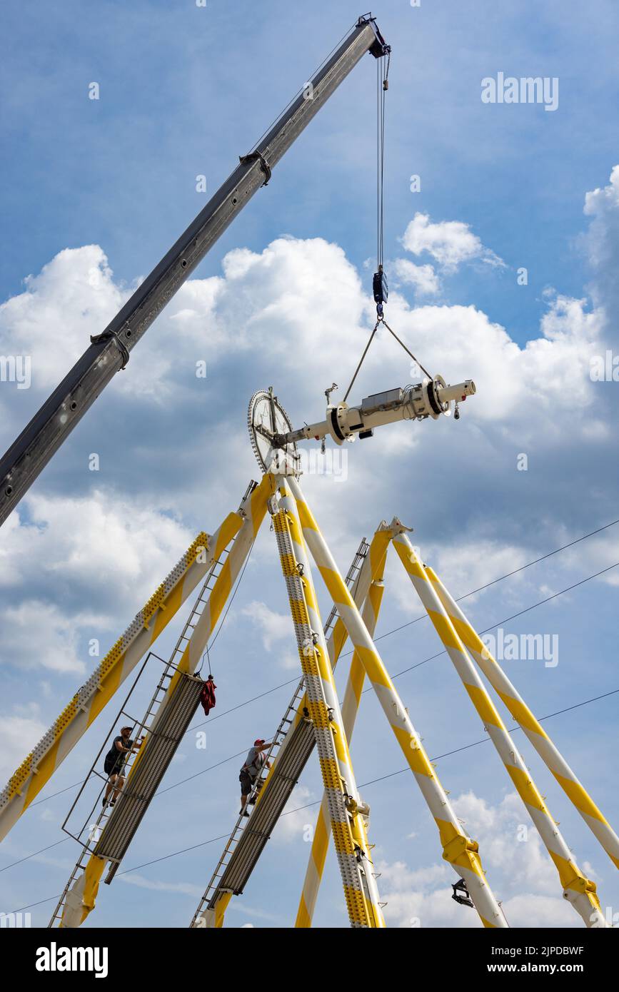 Rudolstadt, Allemagne. 17th août 2022. Les employés ont installé la grande roue pour le Rudolstädter Vogelschießen, le plus grand carnaval de Thuringe. Le festival folklorique, qui a eu lieu pour la première fois en août 1722, célèbre cette année son anniversaire de 300th. Credit: Michael Reichel/dpa/Alay Live News Banque D'Images