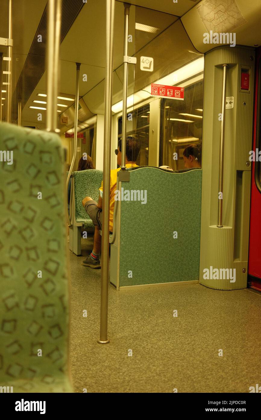 Un cliché vertical d'une personne seule dans le métro S-Bahn de Berlin en Allemagne Banque D'Images