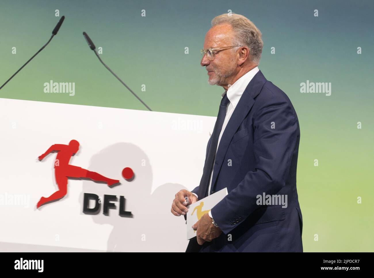 Dortmund, Allemagne. 17th août 2022. Football: DFL, Assemblée générale avec élection du Présidium et du Conseil de surveillance. Karl-Heinz Rummenigge passe devant le podium de l'orateur après avoir été nommé membre honoraire du DFL. Credit: Bernd Thissen/dpa/Alay Live News Banque D'Images