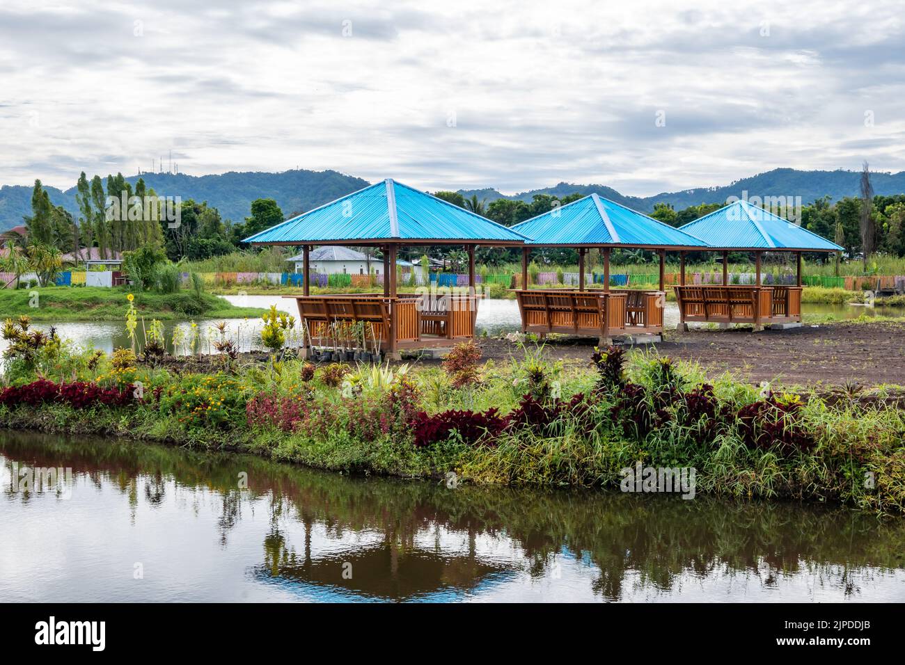 Un restaurant au bord d'un lac. Sulawesi, Indonésie. Banque D'Images