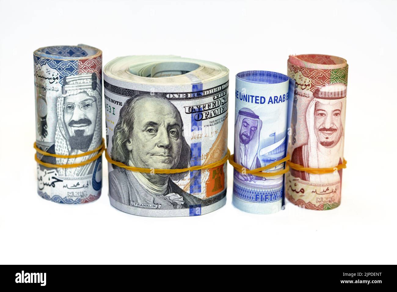 Billets d'argent rouleaux de 100 dollars cent dollars américains, 50 cinquante billets de Dirhams des Émirats Unis et 500 billets cinq cents riyals et 100 un hu Banque D'Images