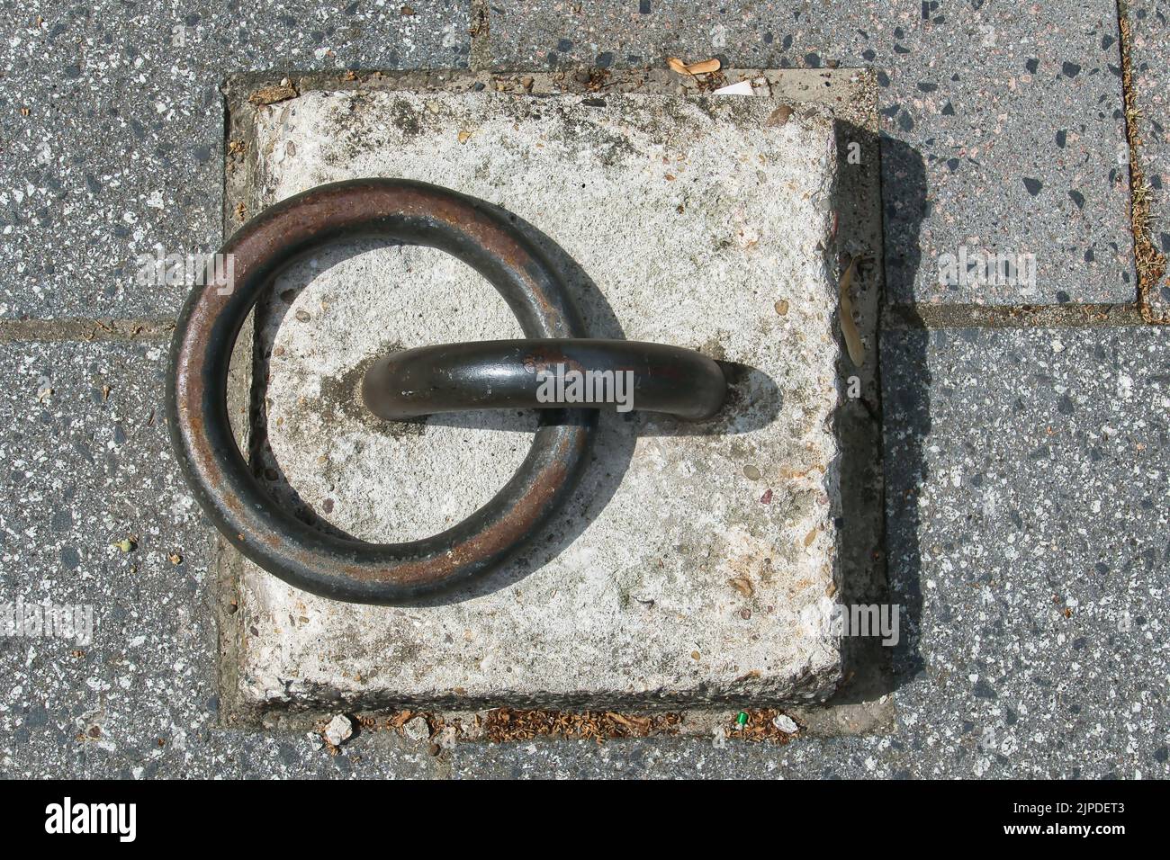 Ancien poste d'amarrage, composé d'un anneau en acier lourd, le long d'un canal aux pays-Bas. Motif abstrait de cercle et de rectangle Banque D'Images