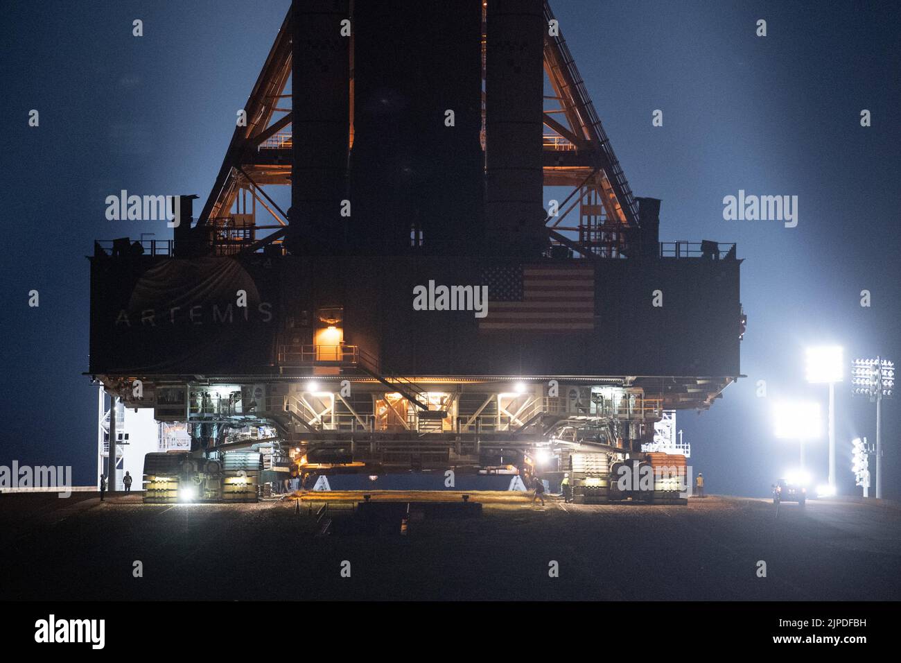 Cape Canaveral, États-Unis. 17th août 2022. La fusée SLS (Space Launch System) de la NASA à bord de l'engin spatial Orion est vue au-dessus du lanceur mobile lorsqu'elle a roulé sur la rampe de lancement 39B par Crawler-transporter 2, mercredi, 17 août 2022, au Kennedy Space Center de la NASA en Floride. La mission Artemis I de la NASA est le premier test intégré des systèmes d'exploration spatiale profonde de l'agence : l'engin spatial Orion, la fusée SLS et les systèmes de soutien au sol. Le lancement de l'essai en vol sans équipage est prévu au plus tôt le 29 août. NASA photo par Joel Kowsky/UPI crédit: UPI/Alay Live News Banque D'Images