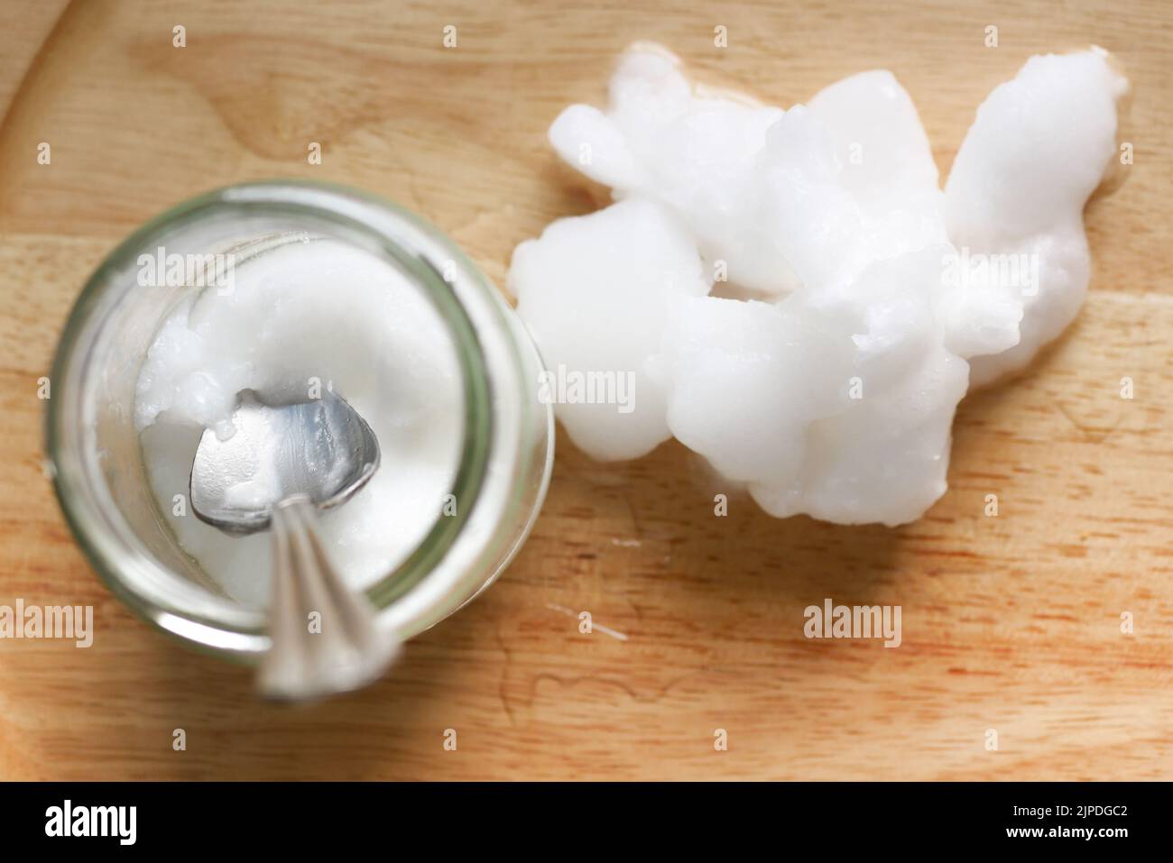 cuillère avec de l'huile de coco froide sur la table Banque D'Images