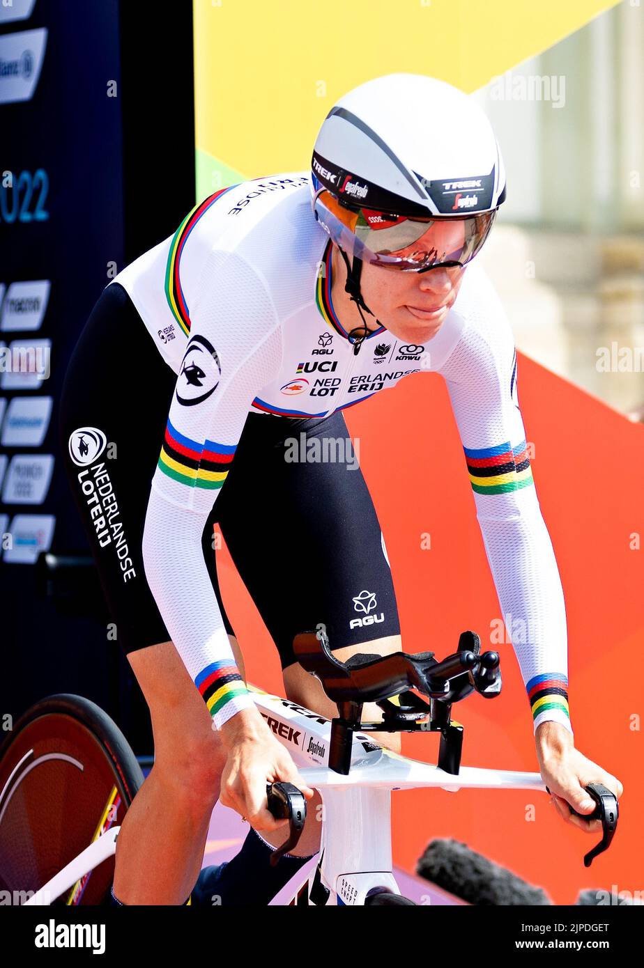 MUNCHEN - Ellen van Dijk en action pendant le procès de temps de cyclisme (femmes) le septième jour du Championnat Multi-européen. La ville allemande de Munich accueillera en 2022 un championnat européen combiné de divers sports. ANP IRIS VAN DEN BROEK Banque D'Images