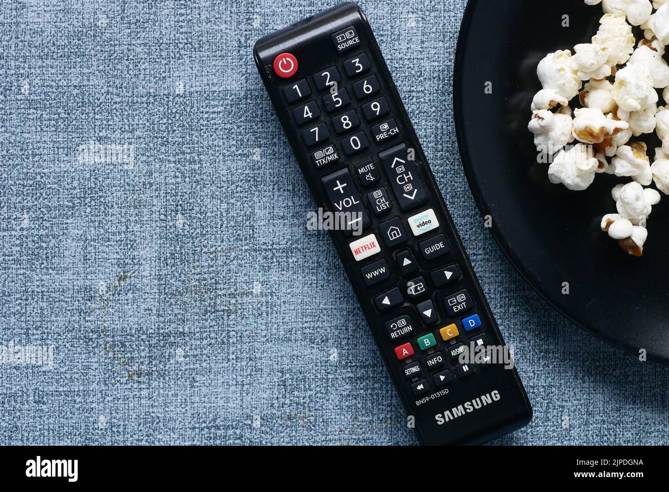 dhaka bangladesh 20 mai 2022. télécommande tv avec netflix et bouton principal amazon Banque D'Images