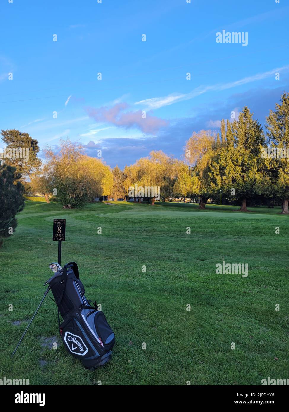 Une photo verticale du coucher du soleil sur un parcours de golf local Banque D'Images