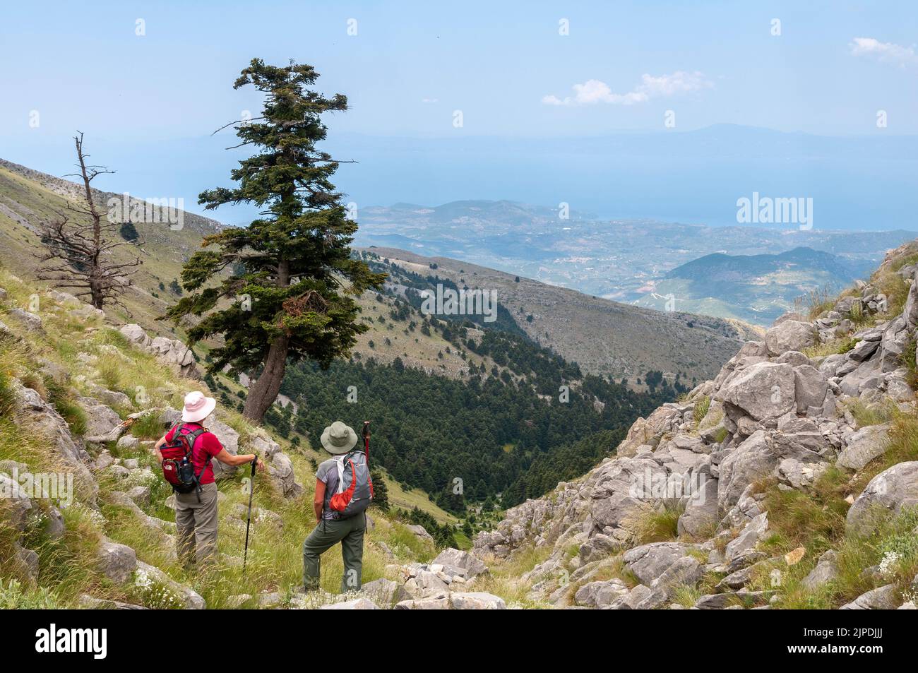 Deux marcheurs ont vue sur la côte extérieure de Mani vers Kitries et à travers le golfe de Messini, de Vorio au-dessus des montagnes Taygetos, au sud de P Banque D'Images