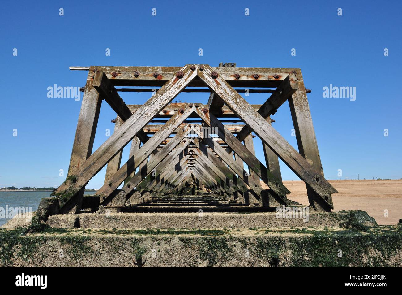 Ancienne jetée en bois désutilisée à landguard, Felixstowe, Suffolk, Angleterre, Royaume-Uni Banque D'Images