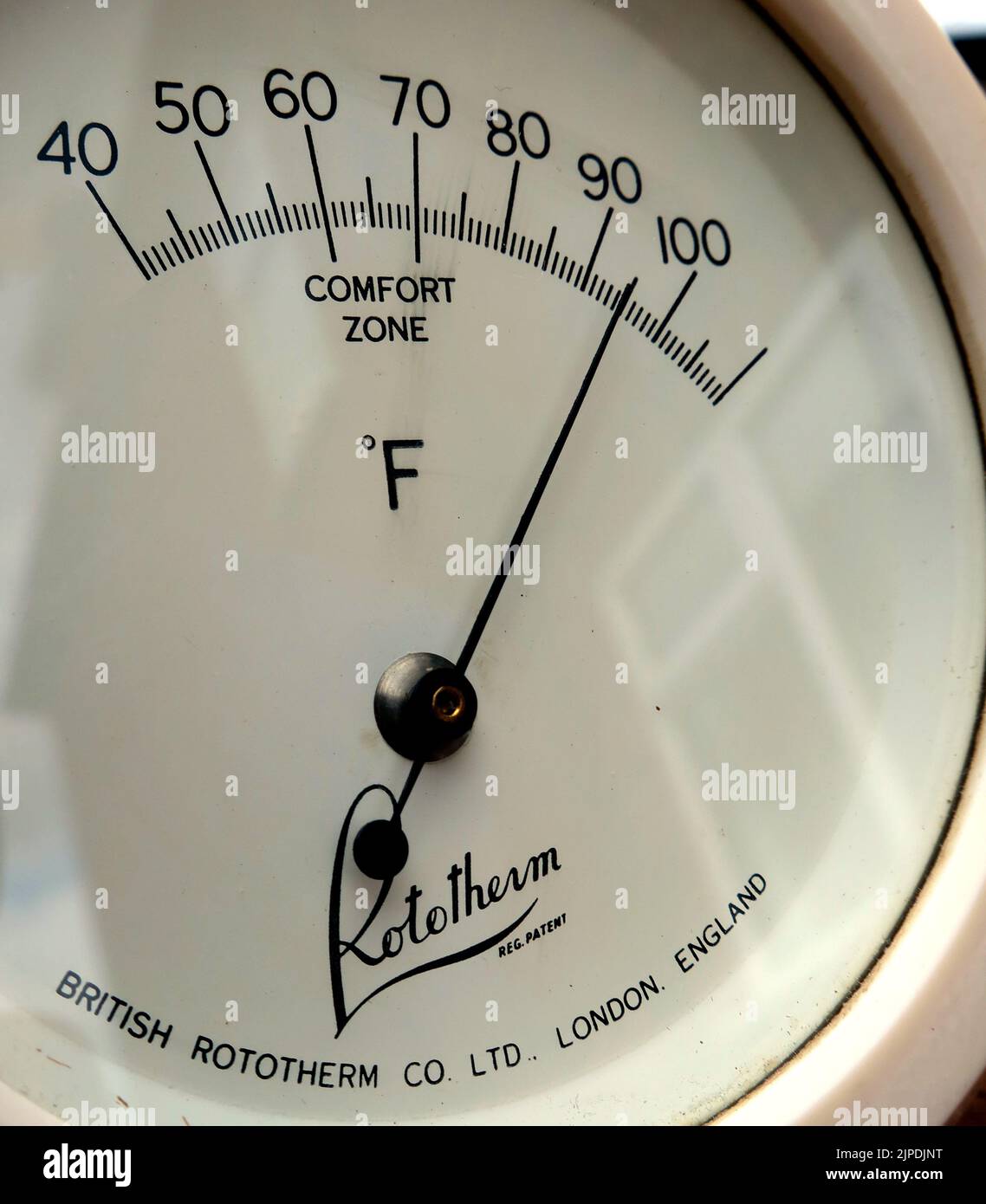Thermomètre mesurant plus de 90degrees Fahrenheit, à l'extérieur de la zone de confort, étés plus chauds, mesuré sur une jauge Rototherm à Cheshire Banque D'Images