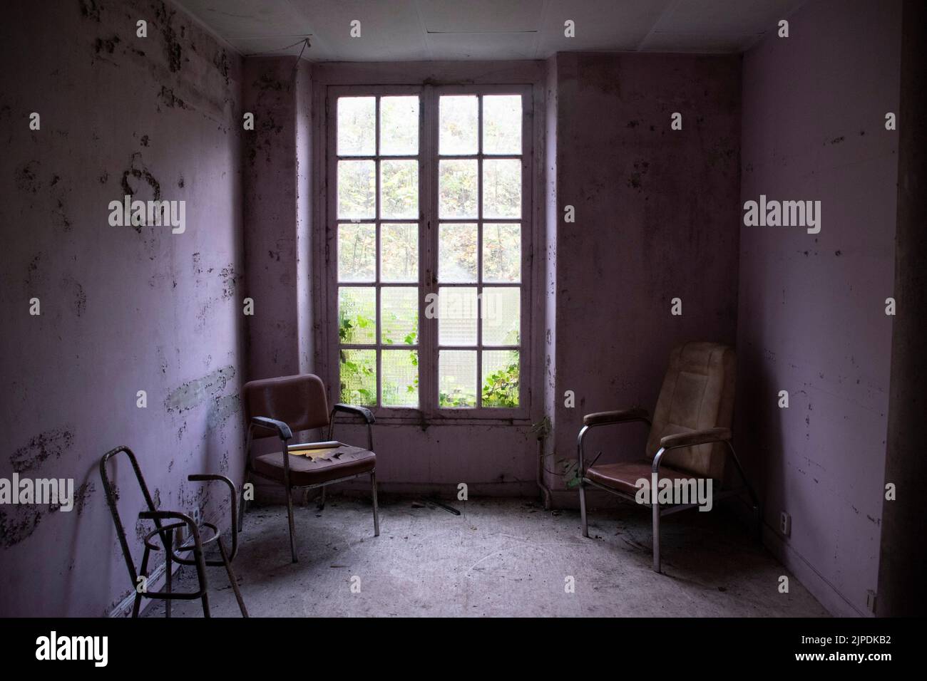 Un sanatorium abandonné à Angicourt, France avec des murs marqués et des fenêtres cassées Banque D'Images