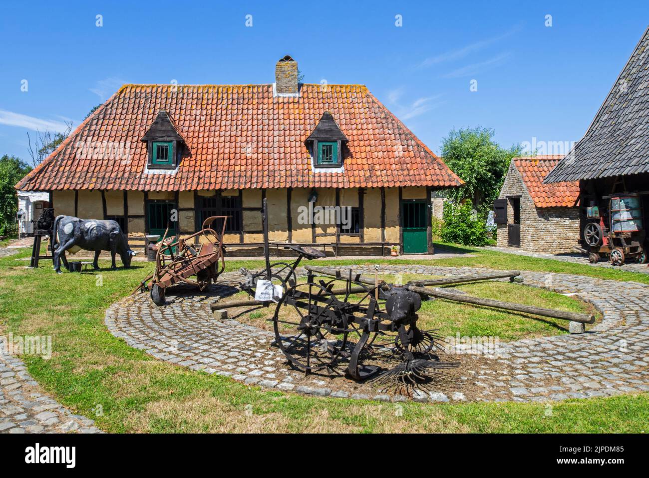 17th siècle demi-colombage / cadre en bois ferme et vieille patate au musée en plein air Bachten de Kupe, Izenberge, Flandre Occidentale, Belgique Banque D'Images