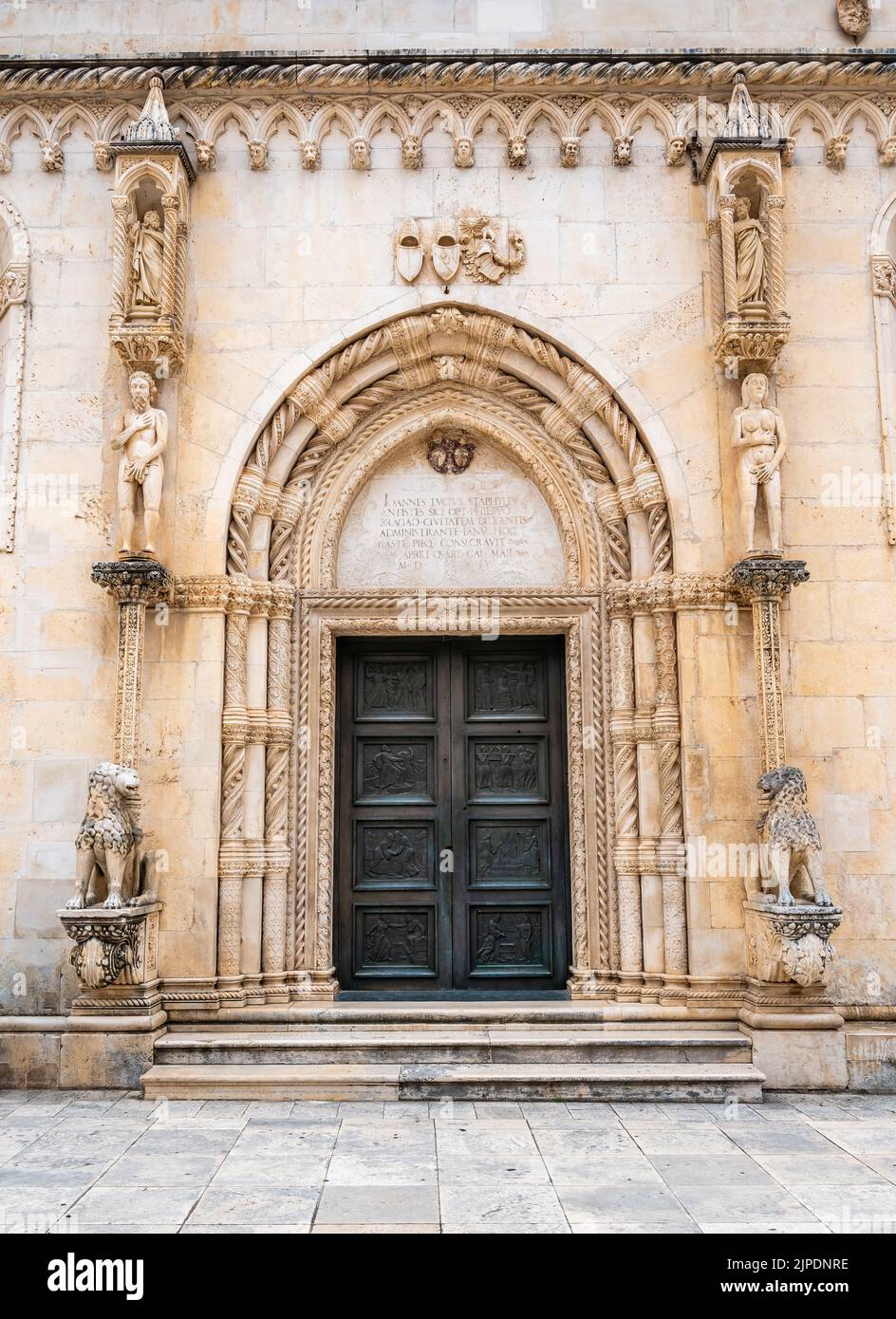 Le portail nord de la cathédrale Saint-Jacques dans la ville de Sibenik. La cathédrale Saint-Jacques est l'un des principaux sites de Shibenik. Le portail est appelé Li Banque D'Images